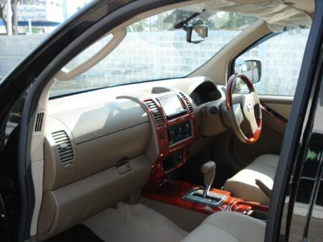 pics of new and used Double Cab Nissan Navara from Thailand's, Singapore's, Dubai's and UK's top new and used Nissan Navara Single, Extra and Double Cab dealer and exporter Soni Motors