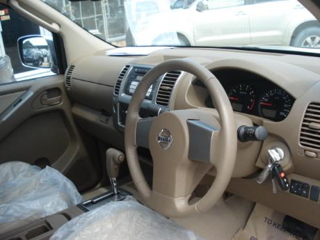 pics of new and used Double Cab Nissan Navara from Thailand's, Singapore's, Dubai's and UK's top new and used Nissan Navara Single, Extra and Double Cab dealer and exporter Soni Motors